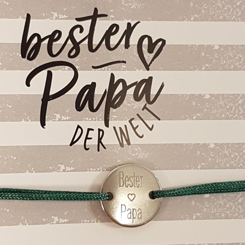 Detail Armband mit Gravur Besster Papa mit einem Herz in der Mitte