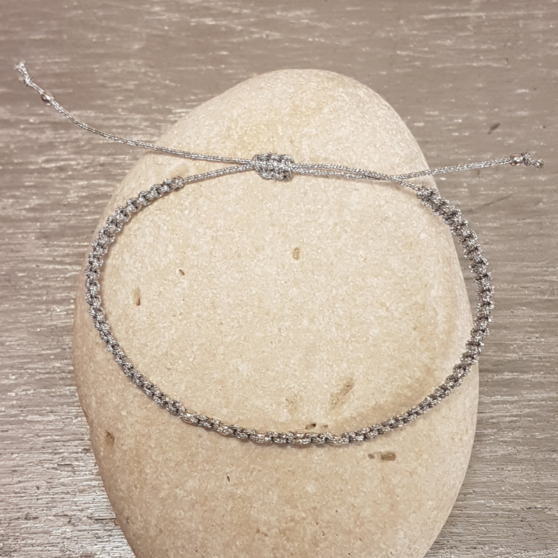 Macraméearmband Metallic Silber mit 925er Miniperlen